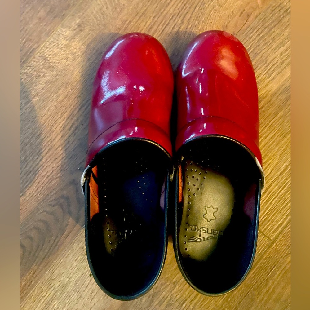 Dansko clogs - red patent size 8 good condition
